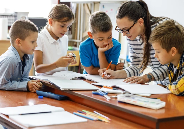 Lehrerin unterrichtet Schüler Lehrerin unterrichtet Schüler
