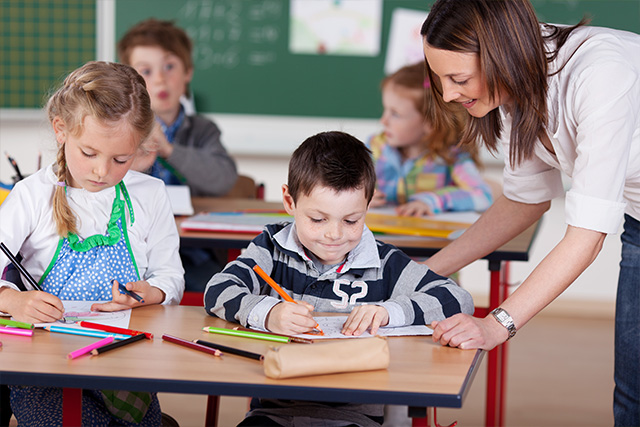 Lehrerrin passt auf