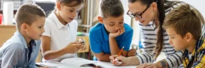 Lehrerin übt mit ihren Schülern
